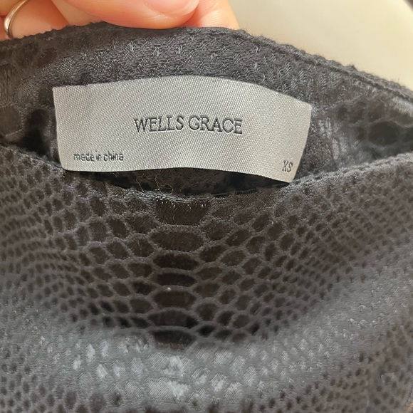 XS asymmetrical skirt in black snake skin. Like new. - Picture 3 of 4